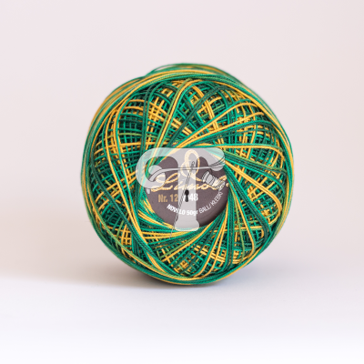 Novelo de linha de costura multicolorida com etiqueta central sobre fundo branco.