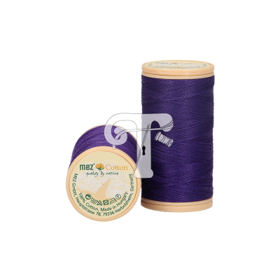 Carretéis de linha de algodão roxa escura com rótulo visível