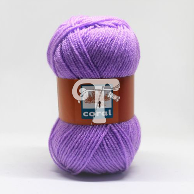 Novelo de lã roxa com etiqueta castanha e azul