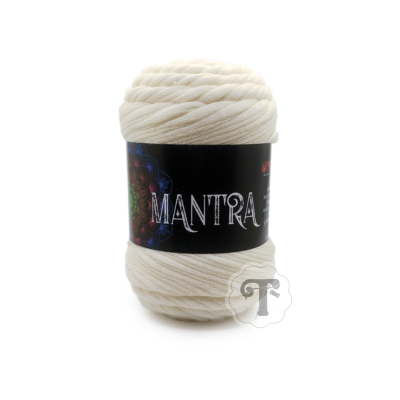 Rolo de fio grosso branco com etiqueta preta 'MANTRA'