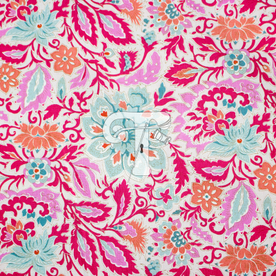 Tecido estampado floral colorido com flores em vermelho, rosa, azul e laranja sobre fundo branco