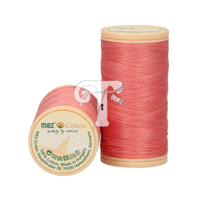 Rolos de linha cor de coral de algodão com rótulos redondos e texto de fabrico