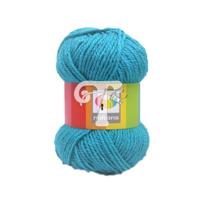 Novelo de lã azul com etiqueta colorida e logotipo miltons em fundo branco