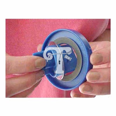 Dispositivo azul redondo plástico com peça metálica central e manípulo, segurado por mãos