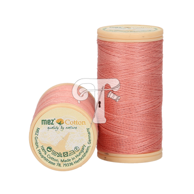 Dois carretéis de linha rosa de algodão com etiquetas na base