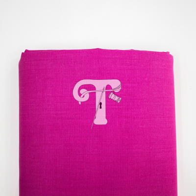 Tecido cor-de-rosa fúcsia com logotipo da letra T e agulha no centro