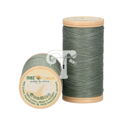 Dois carretéis de linha verde com etiquetas da marca mez Cotton