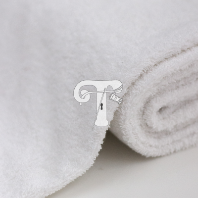Toalha branca enrolada com textura felpuda