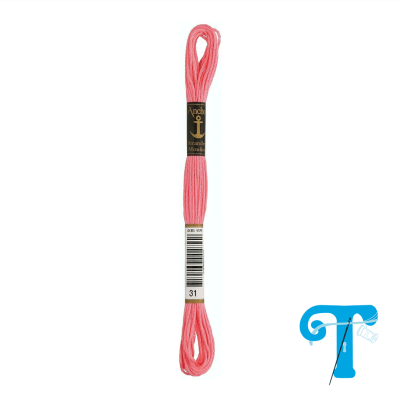 Novelo de fio de bordar cor-de-rosa com etiqueta preta e branca