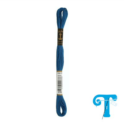 Envolve de fio de bordado azul com rótulo preto e dourado Anchor número 170