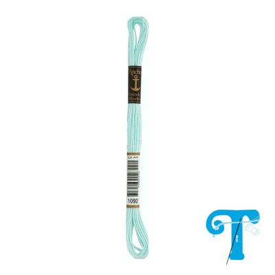 Novel de linha para bordar azul clara da marca Anchor com etiqueta preta e branca