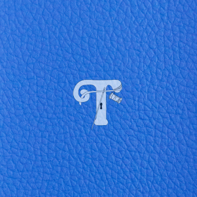 Couro sintético azul com textura granulada e logotipo branco com letra T e agulha
