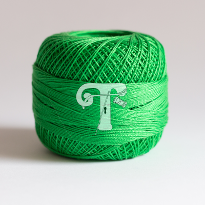 Novelo de linha verde brilhante sobre superfície branca