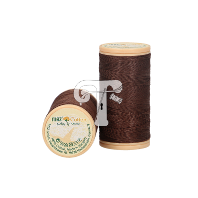 Dois rolos de linha de costura castanha escura com rótulos redondos bege e verde, texto 