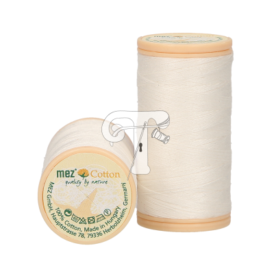 Dois rolos de linha de algodão branca mez Cotton com rótulos e bordas bege