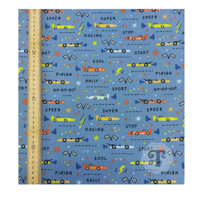 tecido azul com padrão de carros de corrida coloridos e texto em inglês