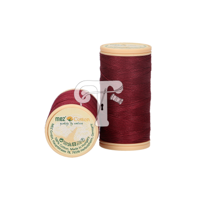 Dois carretéis de linha de costura bordô da marca mez Cotton com um deles mostrando o rótulo.