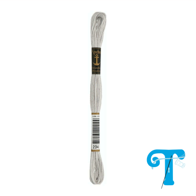 Meada de linha de bordar branca com rótulo preto e dourado, em fundo branco com símbolo azul