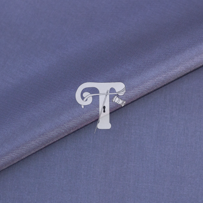 tecido azul com logótipo branco T e linha