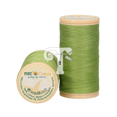 Dois carretéis de linha de algodão verde da marca mez Cotton com rótulos nas extremidades.