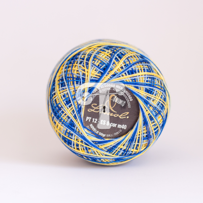 Carretel de linha de algodão mercerizado azul, amarelo e branco com etiqueta preta