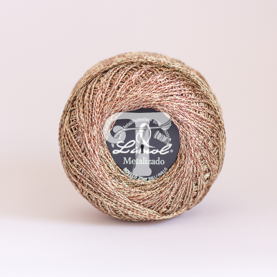 Novelo de linha metálica metalizada com etiqueta preta