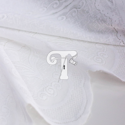 tecido branco rendado com padrão floral e bordas onduladas