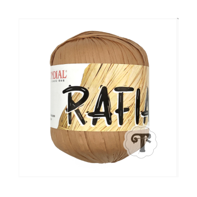 Bobina de fio tipo ráfia cor bege com etiqueta branca e texto em preto e vermelho