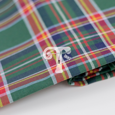 Tecido xadrez dobrado com padrão verde, azul, vermelho, amarelo e branco