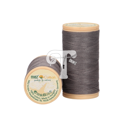 Dois carretéis de linha cinzenta mez Cotton sobre fundo branco