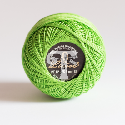 Rolo de linha de algodão mercerizado verde com etiqueta preta central