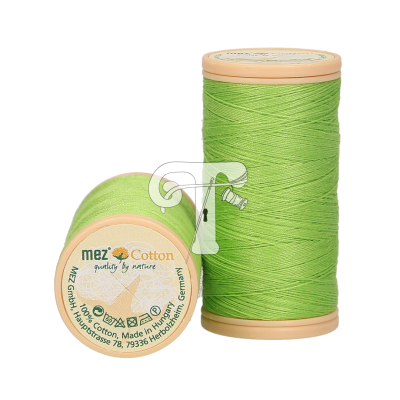 Dois carretéis de linha verde claro para costura da marca Mez Cotton.