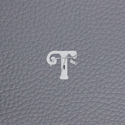 Superfície cinzenta texturizada com logótipo branco em forma de letra T