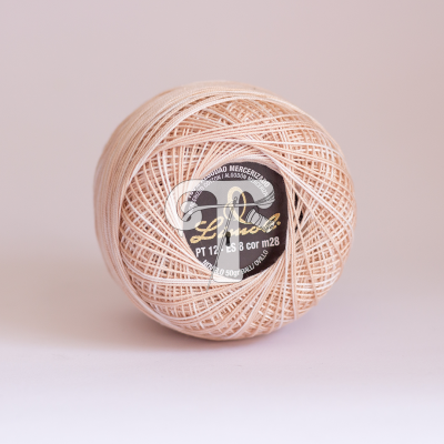 Maçarico de linha de algodão bege claro com etiqueta preta e dourada