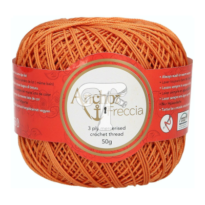 Novelo de fio de crochet laranja com rótulo vermelho da marca Angolo Freccia