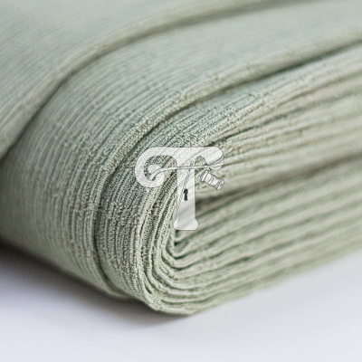 Rolo de tecido verde claro com textura riscada