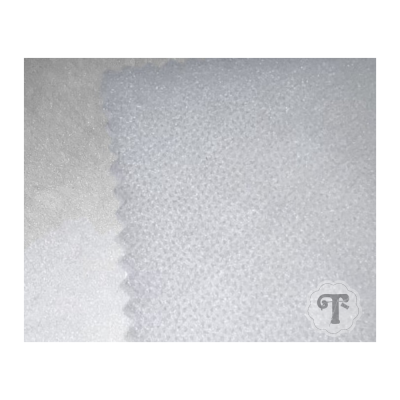 Tecido branco de malha fina com bordas serrilhadas e selo circular com símbolo T