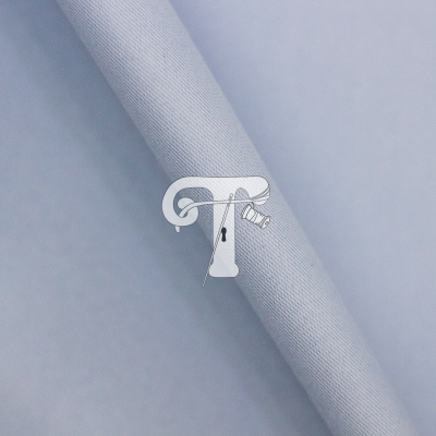 Tecido azul claro enrolado com logótipo T branco sobreposto