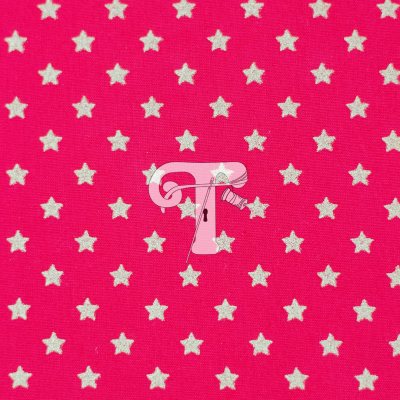Tecido rosa com estrelas brancas e logotipo estilizado T