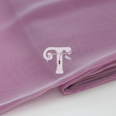 tecido cor-de-rosa dobrado com textura lisa