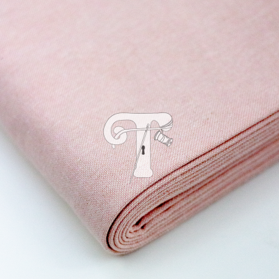 Tecido rosa claro dobrado em camadas