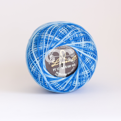 Rolo de linha azul e branco em algodão com etiqueta central