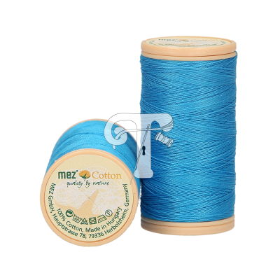 Dois carretéis de linha azul com etiquetas redondas