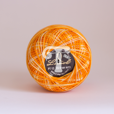 Rolo de linha laranja e branco com etiqueta preta