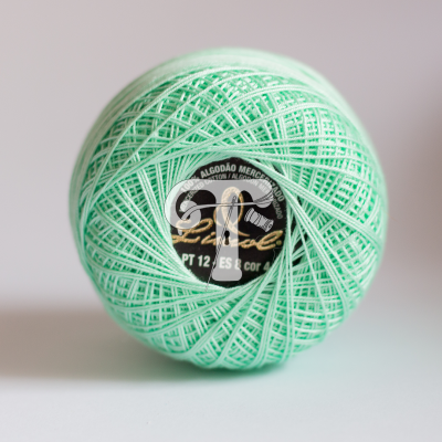 Novelo de linha de algodão mercerizado verde água com etiqueta preta