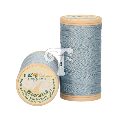 Dois carretéis de linha azul claro da MEZ Cotton com etiquetas redondas