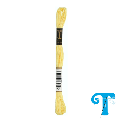 Skein de linha de bordar amarelo claro da marca Anchor com etiquetas preta e branca