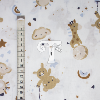 Tecido branco com padrão infantil colorido e fita métrica ao lado