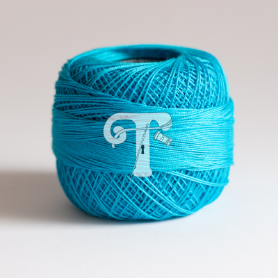 Rolo de linha azul turquesa em superfície branca