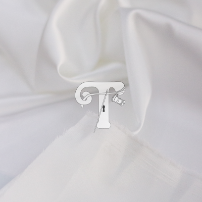 Tecido branco liso, suave e brilhante, parcialmente dobrado